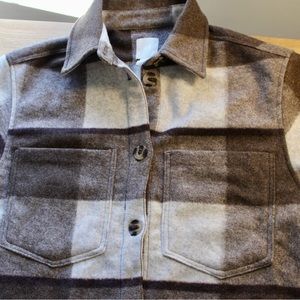 Like new H&M “shacket” shirt-dress flannel jacket. Brown/white.